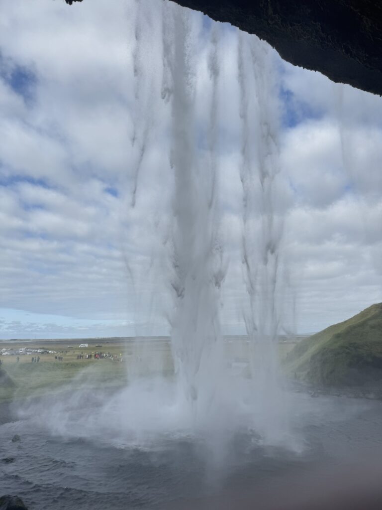 seljalandsfoss behind